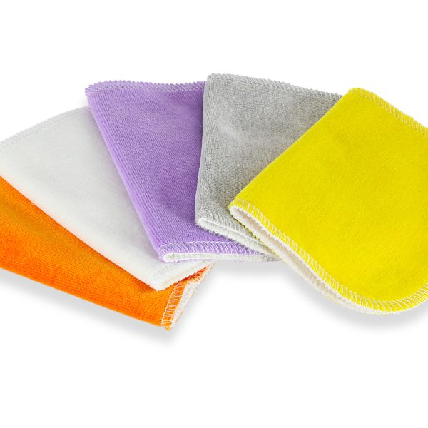 Színes velúr törlőkendőcsomag, amellyel kiválthatod az eldobható törlőkendőket. Tegyél a kendőre egy kis babaolajat, vagy nedvesítsd meg langyos vízzel és/vagy babafürdetővel és töröld meg a babád popsiját.