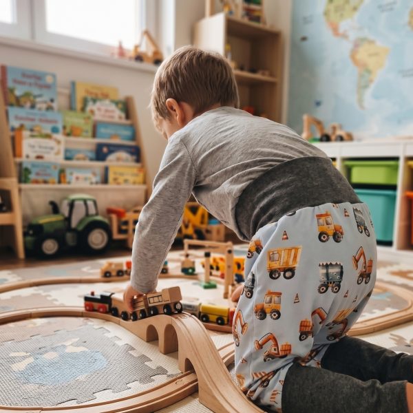 Temiti többméretes hordozós nadrág járművek kisfiún játék közben