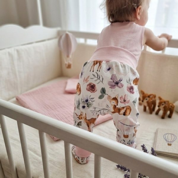 Temiti többméretes hordozós nadrág őzike mintával kiságyban